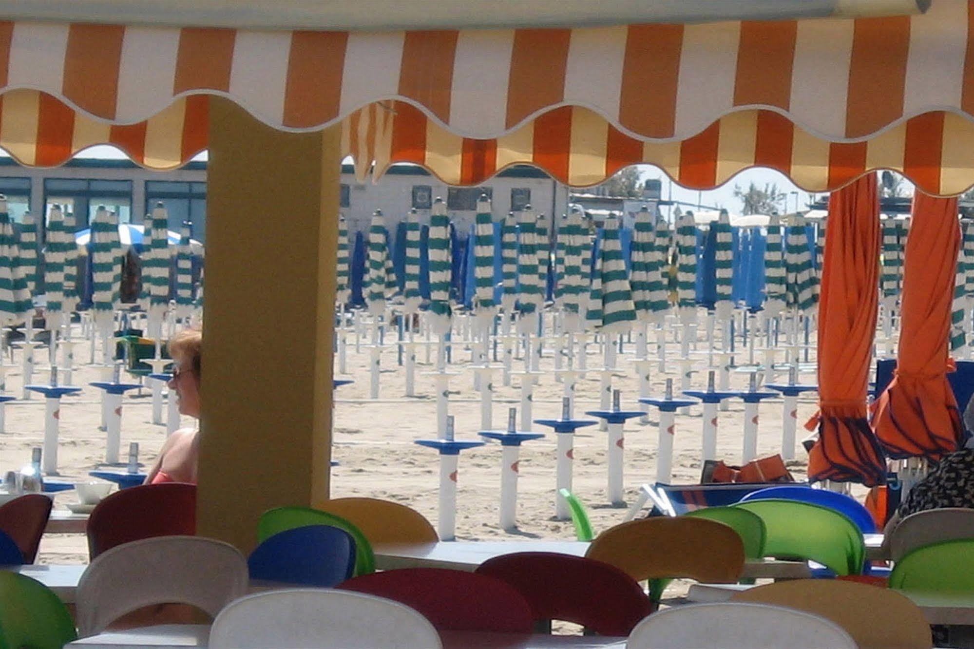 Hotel Atlantic Riviera Mare Misano Adriatico Exteriör bild