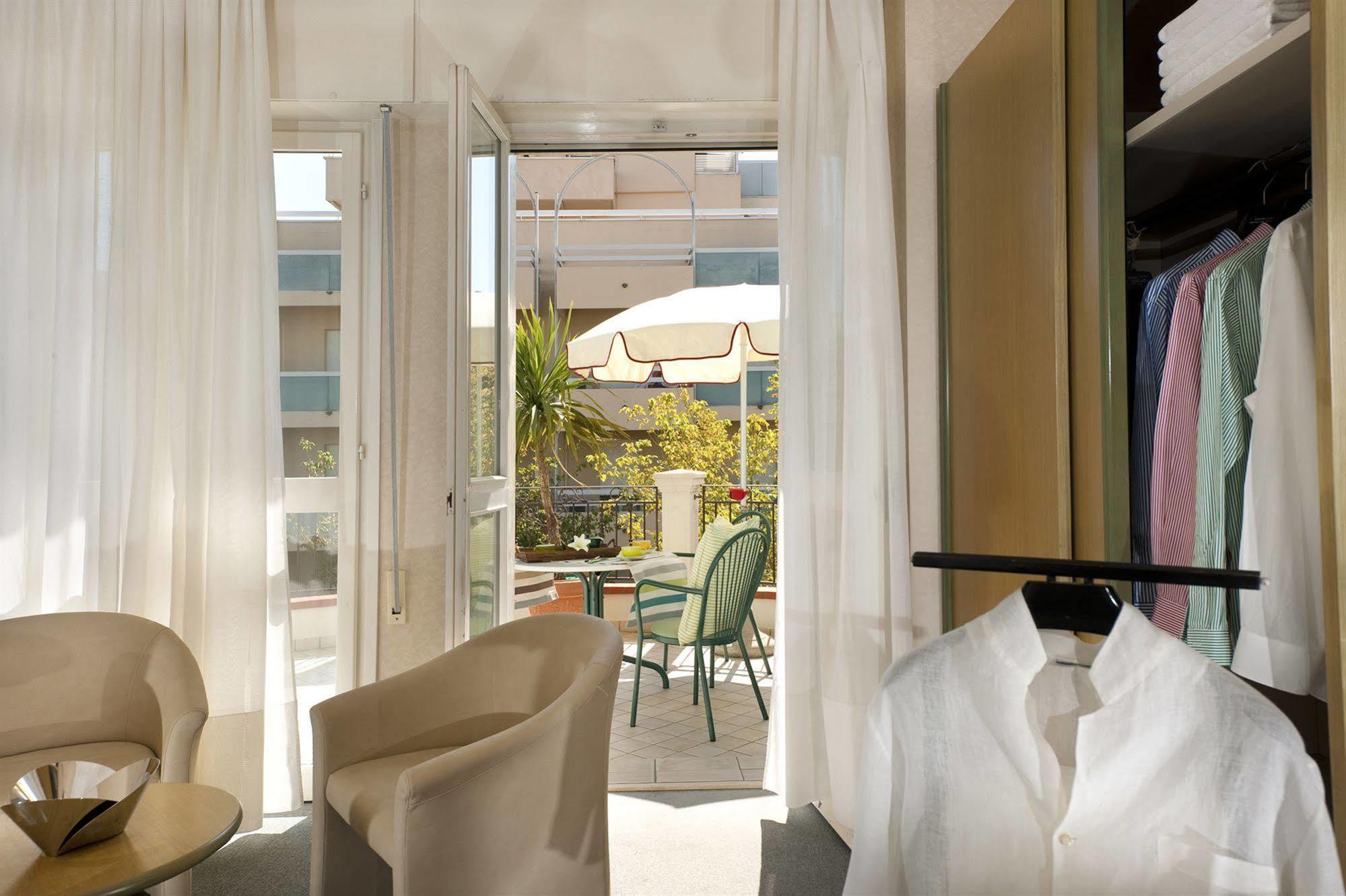 Hotel Atlantic Riviera Mare Misano Adriatico Exteriör bild