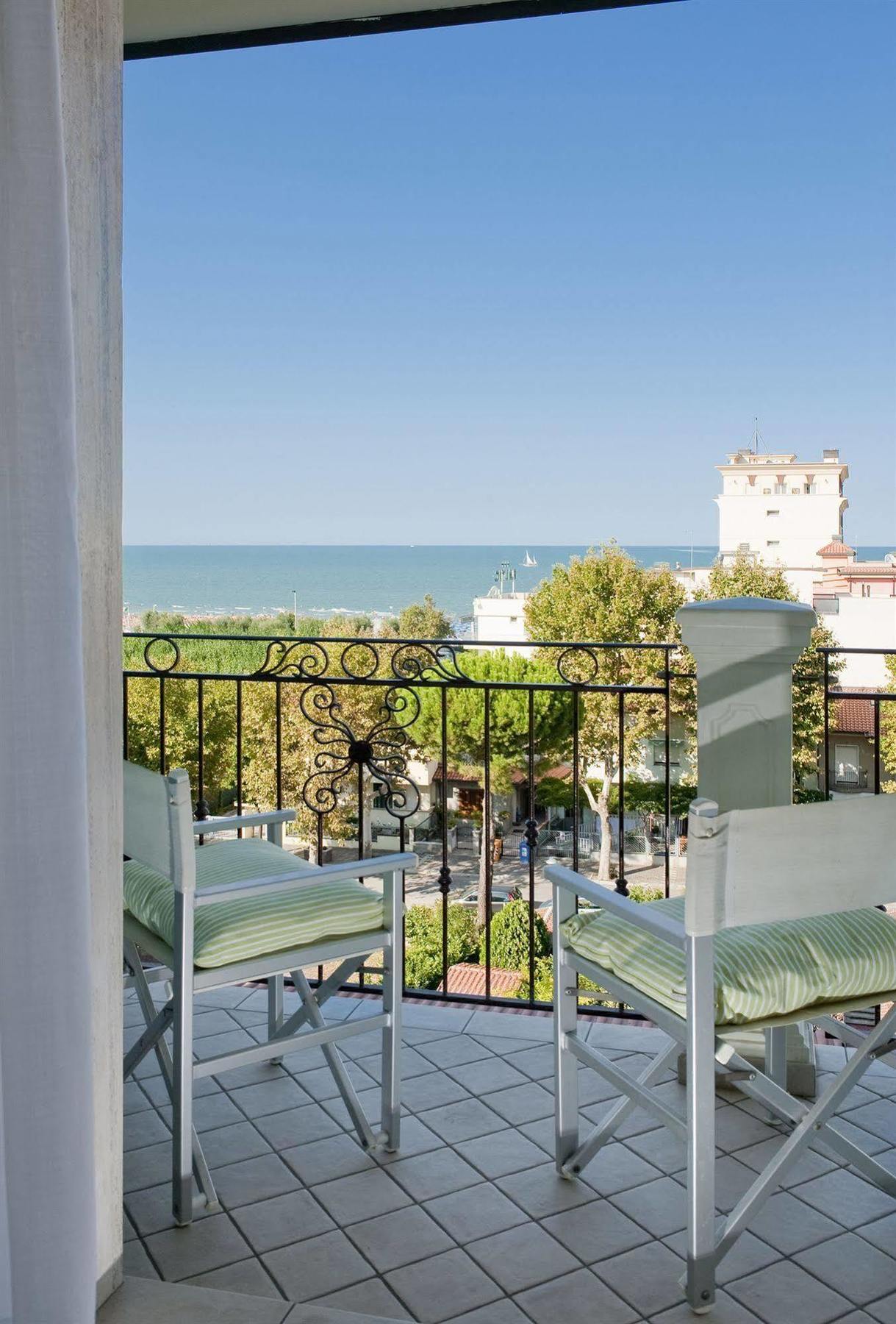 Hotel Atlantic Riviera Mare Misano Adriatico Exteriör bild